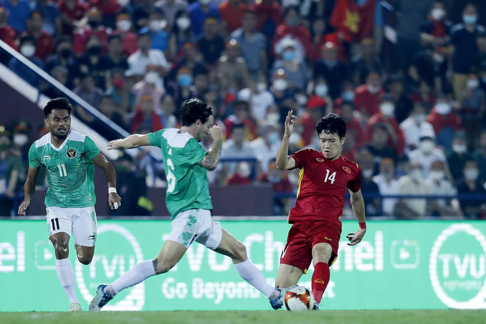 Hoàng Đức chơi tỉnh táo và thường có những đường chuyền "sát thủ" cho tuyến trên. Ảnh: ANH PHƯƠNG.