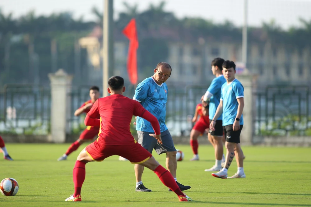 Ông Park Hang-seo và các tuyển thủ U-23 Việt Nam thảnh thơi trước trận đấu lớn khai cuộc SEA Games 31. Ảnh: ANH DUY.