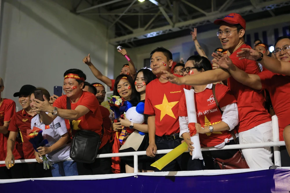 Các cổ động viên Việt Nam háo hức chờ đón sự kiện SEA Games 31 tổ chức trên sân nhà. Ảnh: ANH PHƯƠNG. Các cổ động viên Việt Nam háo hức chờ đón sự kiện SEA Games 31 tổ chức trên sân nhà. Ảnh: ANH PHƯƠNG.