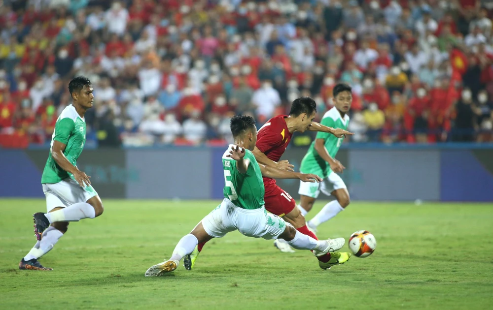 Đội trưởng Hùng Dũng chơi xuất sắc và đóng góp một bàn thắng cho tuyển trẻ U-23 Việt Nam. Ảnh: ANH PHƯƠNG.