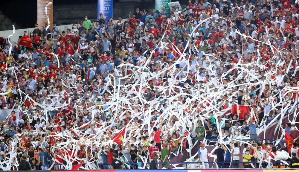 Hiệu ứng trên khán đài từ những cuộn băng giấy vệ sinh trong đêm mưa 8-5. Ảnh: ANH HỮU.