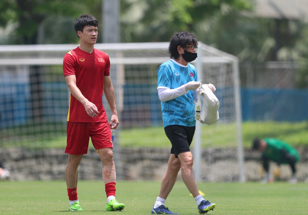 Tiền vệ Hoàng Đức gặp chút vấn đề sức khỏe phải tập riêng theo sự hướng dẫn của bác sĩ.