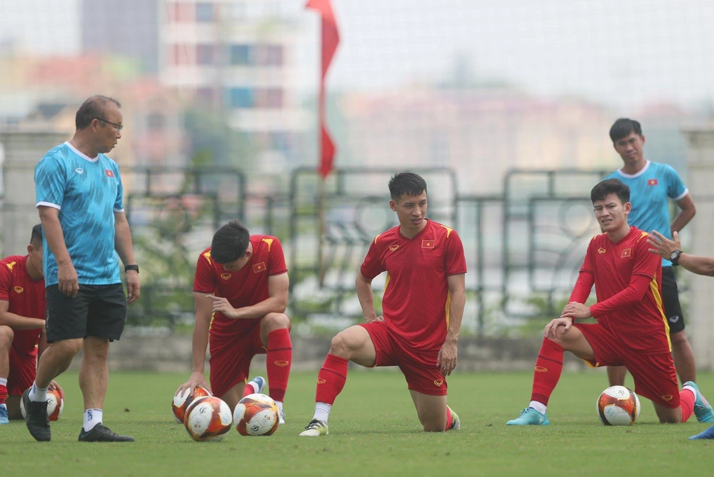 Những cầu thủ đá chính trong trận hòa không bàn thắng với U-23 Philippines căng cơ giải mỏi khoảng 30 phút rồi nghỉ ngơi.