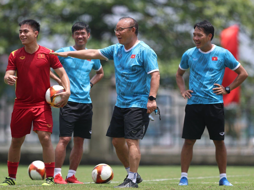 Ông thầy người Hàn Quốc tạo không khí vui vẻ cho các học trò trong buổi tập.