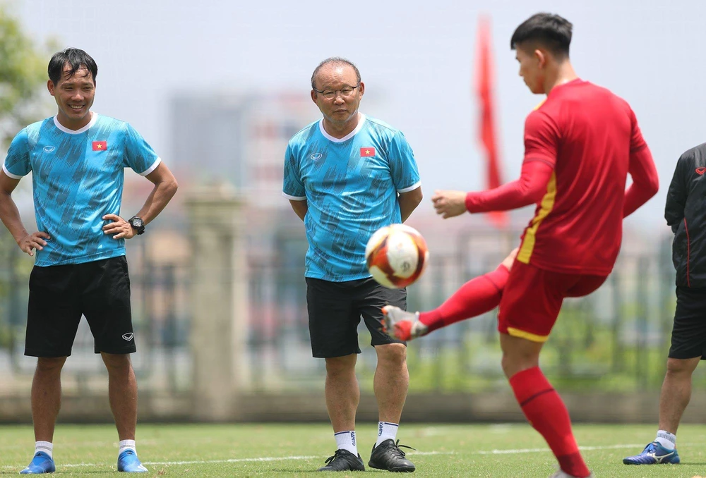 Thầy Hàn thích thú xem các học trò chơi bóng và thỉnh thoảng điều chỉnh một vài động tác kỹ thuật cho họ.