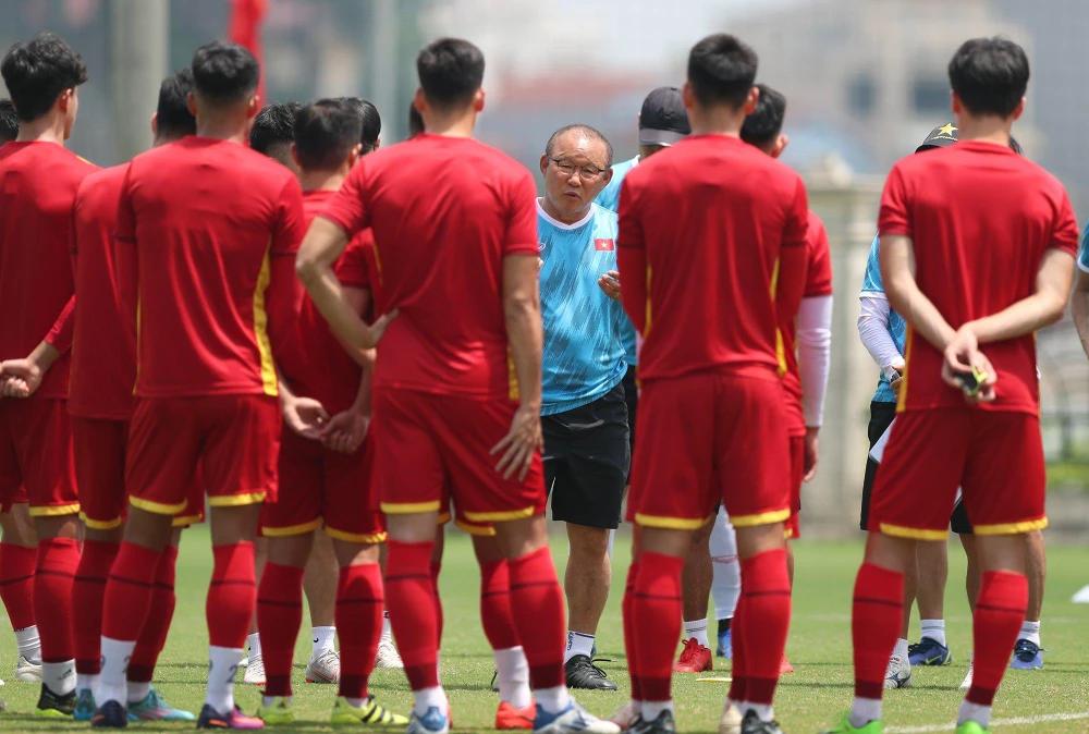 HLV Park Hang-seo tranh thủ cho học trò tập giữa trưa 10-5. Ảnh: ANH DUY.