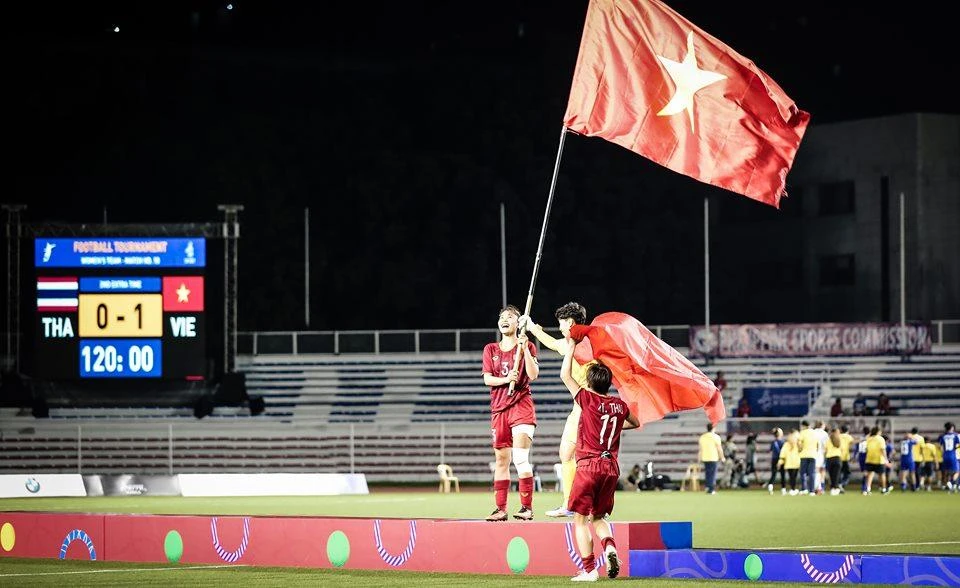 Trung vệ Chương Thị Kiều mang băng đội trưởng ăn mừng cùng đồng đội đánh bại tuyển nữ Thái Lan 1-0 trong trận chung kết SEA Games 30. Ảnh: ANH PHƯƠNG.
