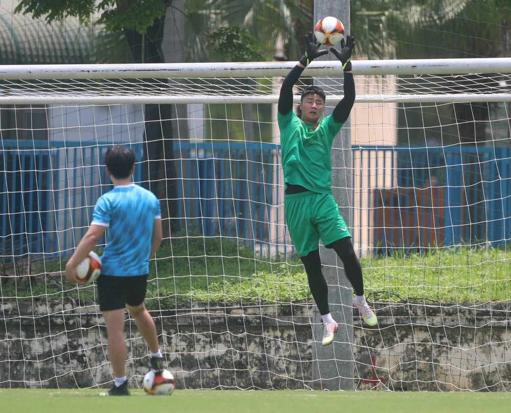 Thủ môn Văn Toản miệt mài trên sân tập sau hai trận đấu ở SEA Games 31 chơi trọn vẹn 180 phút.