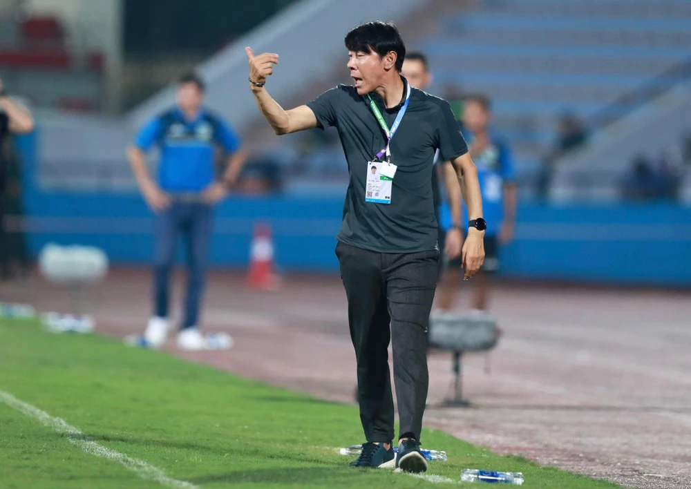 ... trong khi đồng hương Shin Tae-yong buộc phải thắng cả hai trận cuối mới mong có suất đi tiếp. Ảnh: ANH PHƯƠNG.