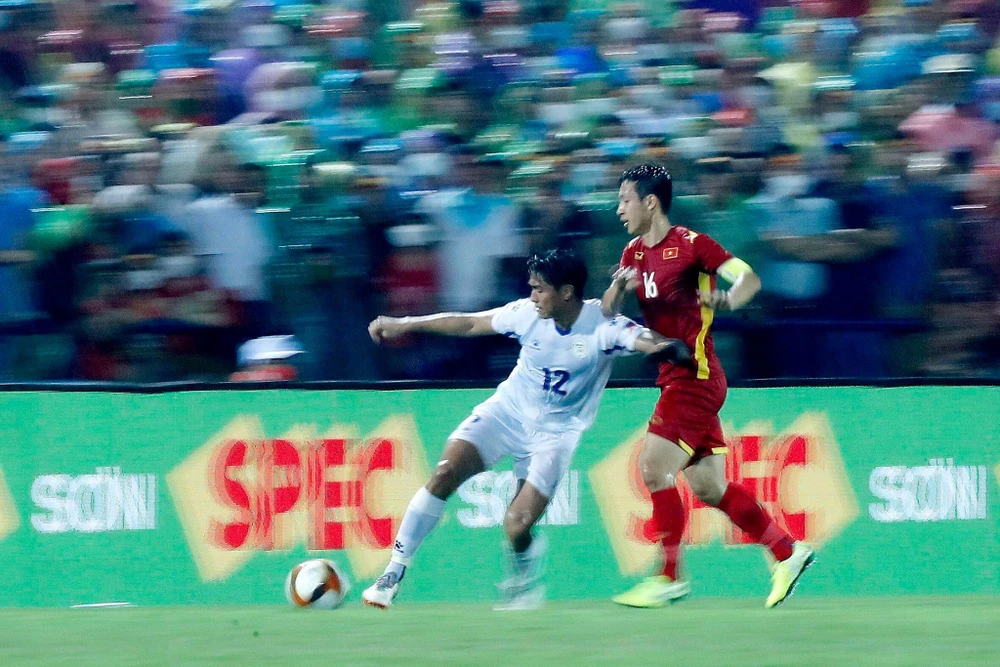 Đội trưởng Hùng Dũng và các đàn em U-23 Việt Nam rút tỉa nhiều kinh nghiệm quý giá sau trận hòa không bàn thắng với U-23 Philippines. Ảnh: ANH DUY.