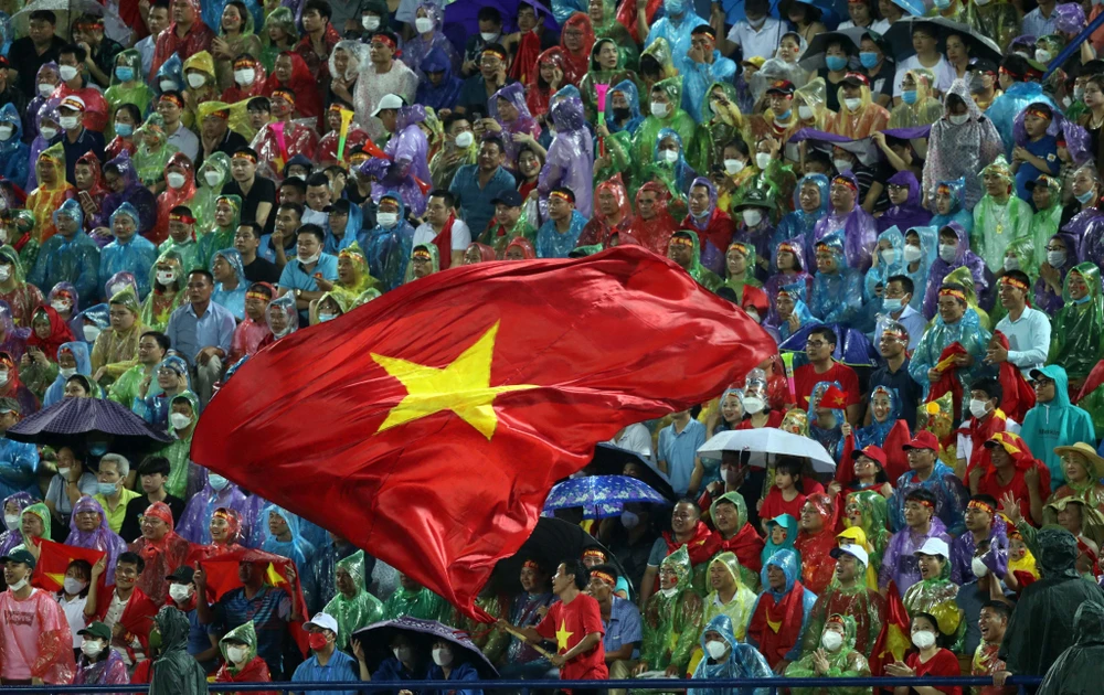 ... trong lúc ở sân Việt Trì luôn chật kín khán đài, bất chấp trở đổ mưa dai dẳng. Ảnh: ANH PHƯƠNG.