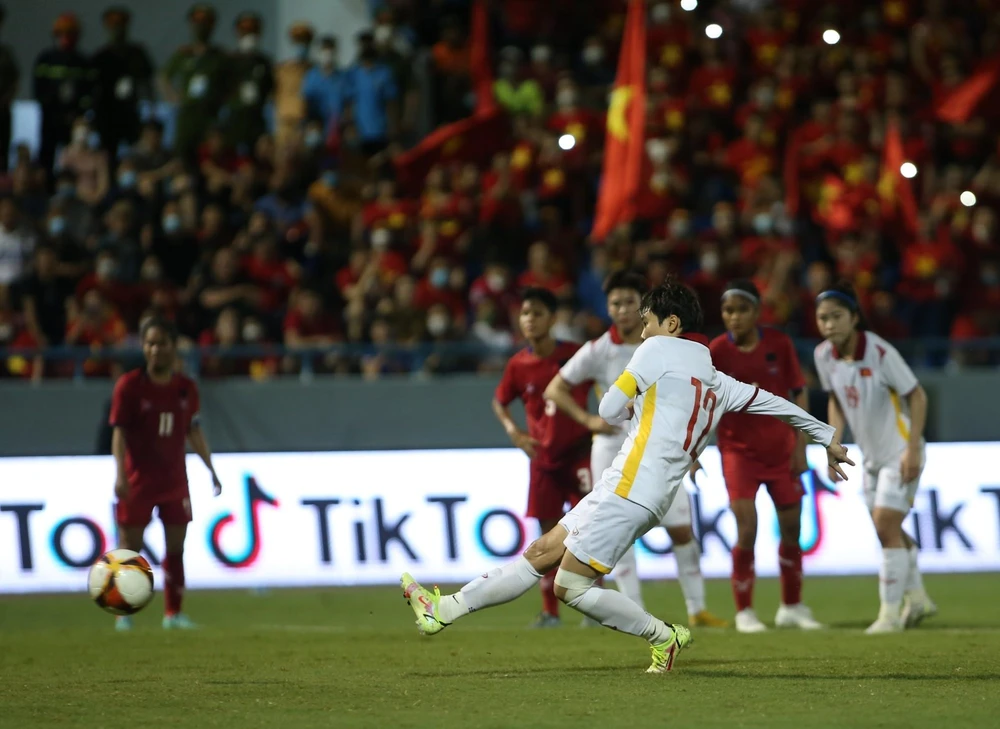 Hải Yến sau rất nhiều cơ hội bỏ lỡ cũng có bàn thắng cho riêng mình trên chấm phạt đền 11 mét. Ảnh: ANH PHƯƠNG.