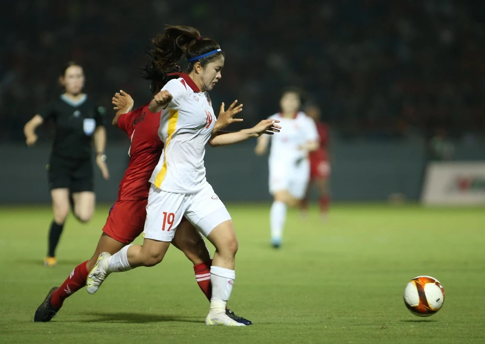 Bóng hầu như chỉ lăn trên phần sân của Campuchia trong sự vượt trội của Thanh Nhã và đồng đội tuyển Việt Nam. Ảnh: ANH PHƯƠNG.