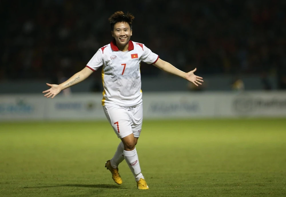 Tuyết Dung ăn mừng bàn thắng tuyệt đẹp từ một cú sút phạt trực tiếp từ ngoài 20 mét. Ảnh: ANH PHƯƠNG.