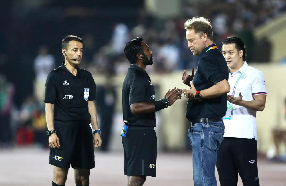 HLV Polking và học trò U-23 Thái Lan rơi vào thế bị động rất khó tránh chủ nhà Việt Nam ở bán kết SEA Games 31. Ảnh: ANH DUY.