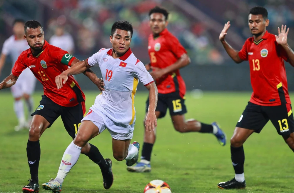 Hồ Thanh Minh ghi bàn ấn định 2-0 vào lưới Đông Timor và cùng đồng đội lên ngôi nhất bảng A. Ảnh: ANH DUY.