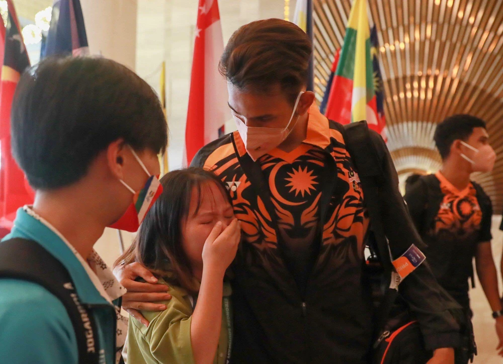 Cổ động viên nhí cảm động bật khóc khi gặp gỡ cầu thủ Malaysia ở khách sạn Mường Thanh (Phú Thọ).