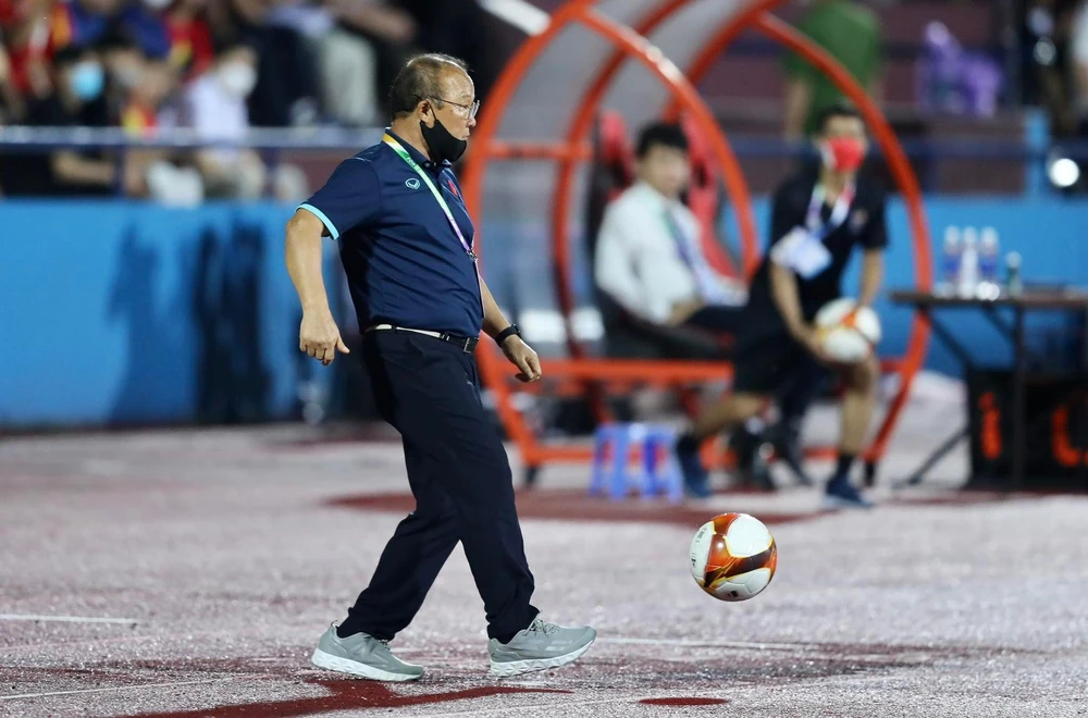 HLV Park Hang-seo và các học trò ở sân Việt Trì chờ đá bán kết với U-23 Malaysia. Ảnh: ANH PHƯƠNG.