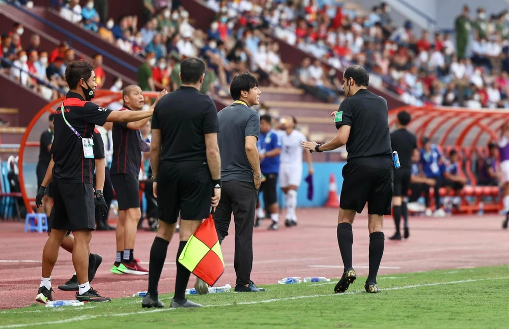 ... trong khi thầy trò Shin Tae-yong có chút bất lợi vì phải đến Nam Định chơi trận bán kết SEA Games 31. Ảnh: ANH DUY.