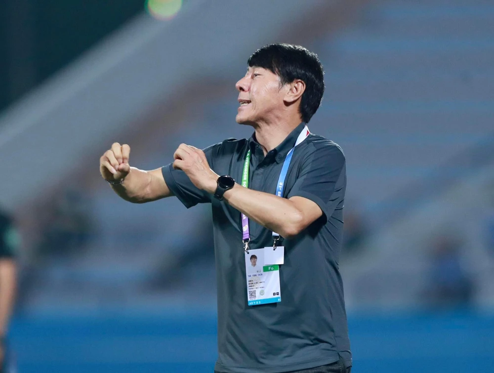 HLV Shin Tae-yong tự tin sẽ giúp Indonesia đòi nợ Thái Lan ở sân chơi SEA Games sau khi thua chung kết AFF Cup. Ảnh: ANH DUY.
