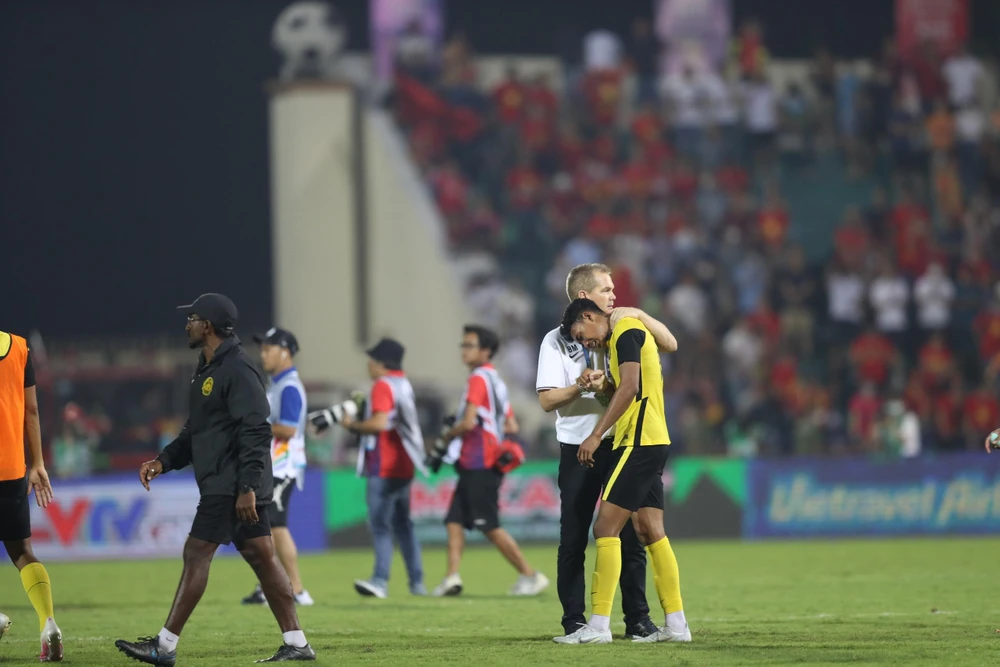 HLV Brad Meloney an ủi các học trò Malaysia sau trận thua đau. Ảnh: ANH DUY.