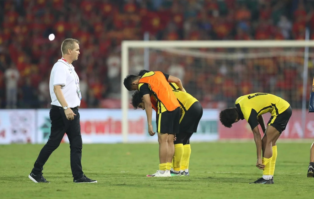 HLV Maloney và các tuyển thủ trẻ Malaysia đã thua trận sau 120 phút nghẹt thở. Ảnh: ANH PHƯƠNG.