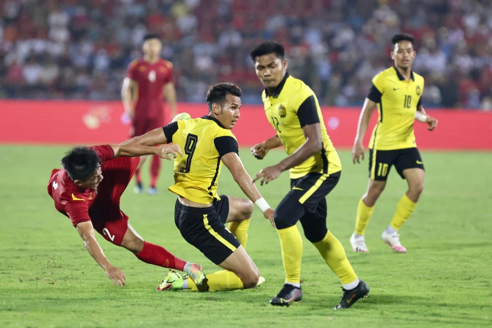 Cầu thủ khách Malaysia đã chống đỡ rất tốt những pha công phá của đồng nghiệp U-23 Việt Nam. Ảnh: ANH PHƯƠNG.