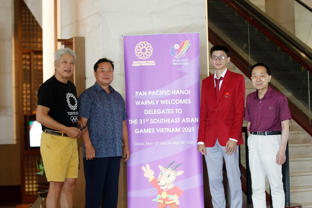 TS Yong-Kyu Ahn chụp ảnh lưu niệm cùng võ sĩ Phạm Đăng Quang.