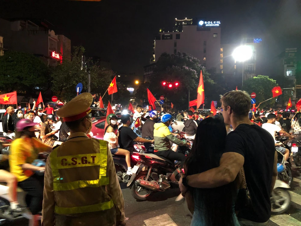 Hà Nội và rất nhiều địa phương khác trên cả nước có một đêm mất ngủ để cùng nhau ăn mừng chiến thắng của đội tuyển U-23 Việt Nam.