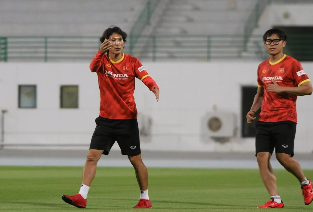 Ông thầy trẻ người Hàn Quốc rất tận tình với học trò mới. Ảnh: VFF.