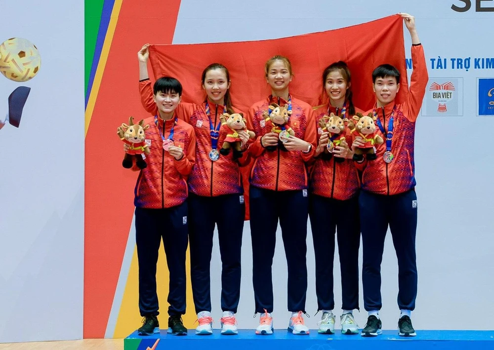 ... và Phương Trinh (thứ hai từ phải sang) trong đội cầu mây nữ Việt Nam.