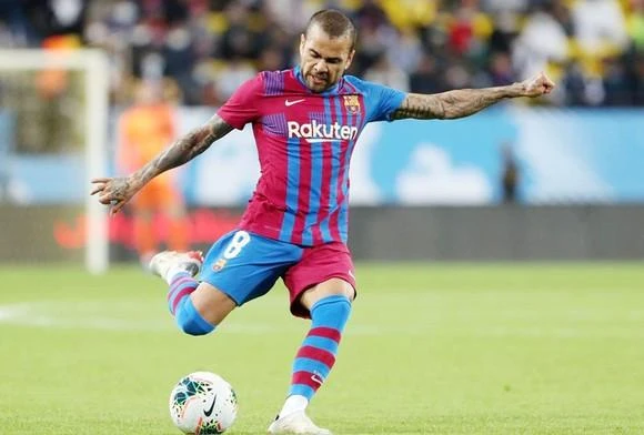 Dani Alves ở tuổi 39 vẫn bền bỉ như con ong thợ trong màu áo Barca. Ảnh: CGI.