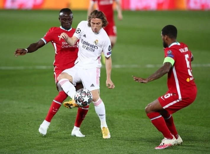 HLV Ancelotti tin tưởng lão tướng Modric cùng các đồng đội giàu kinh nghiệm của Real Madrid sẽ vượt qua Liverpool trong trận cuối cùng của Champions League. Ảnh: CGI.