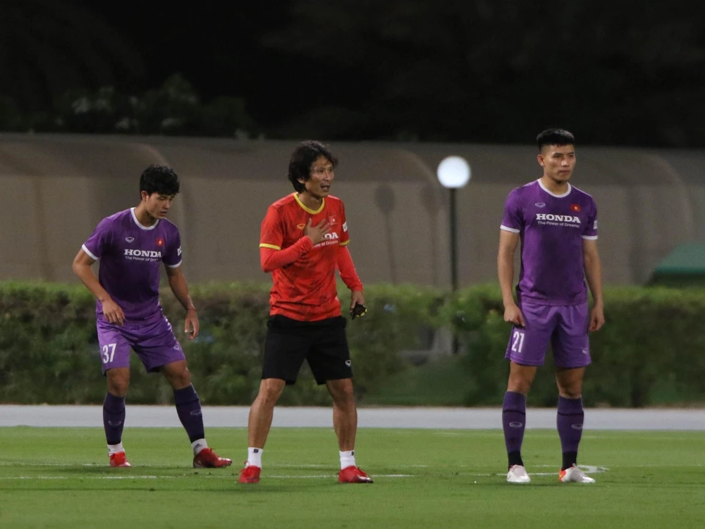 Thầy Gong gần gũi với học trò mới trong các buổi tập ở UAE trước khi lên đường sang Uzbekistan tham dự vòng chung kết U-23 châu Á 2022. Ảnh: VFF.