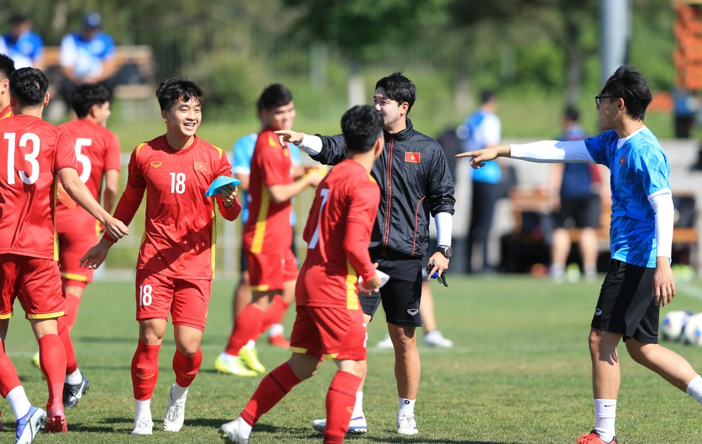 Thầy Hàn mới dạy cách chơi mới cho U-23 Việt Nam với hy vọng sẽ ghi dấu ấn như tiền nhiệm Park Hang-seo cũng ở vòng chung kết U-23 châu Á. Ảnh: ANH THỎA.