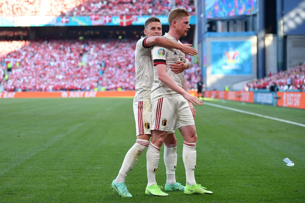 Man City vô địch giải Ngoại hạng Anh và tiền vệ người Bỉ là "Cầu thủ xuất sắc nhất giải". Ảnh: CGI.