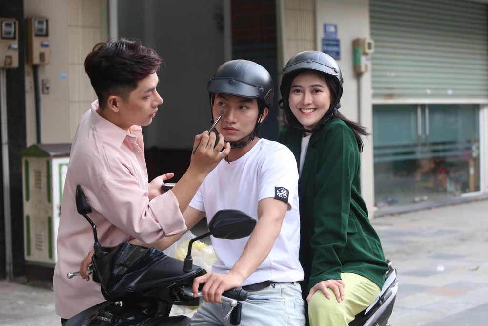 Trang điểm Hà Minh Quân tỉ mẩn tạo hình cho các diễn viên trẻ Việt Anh Channel...