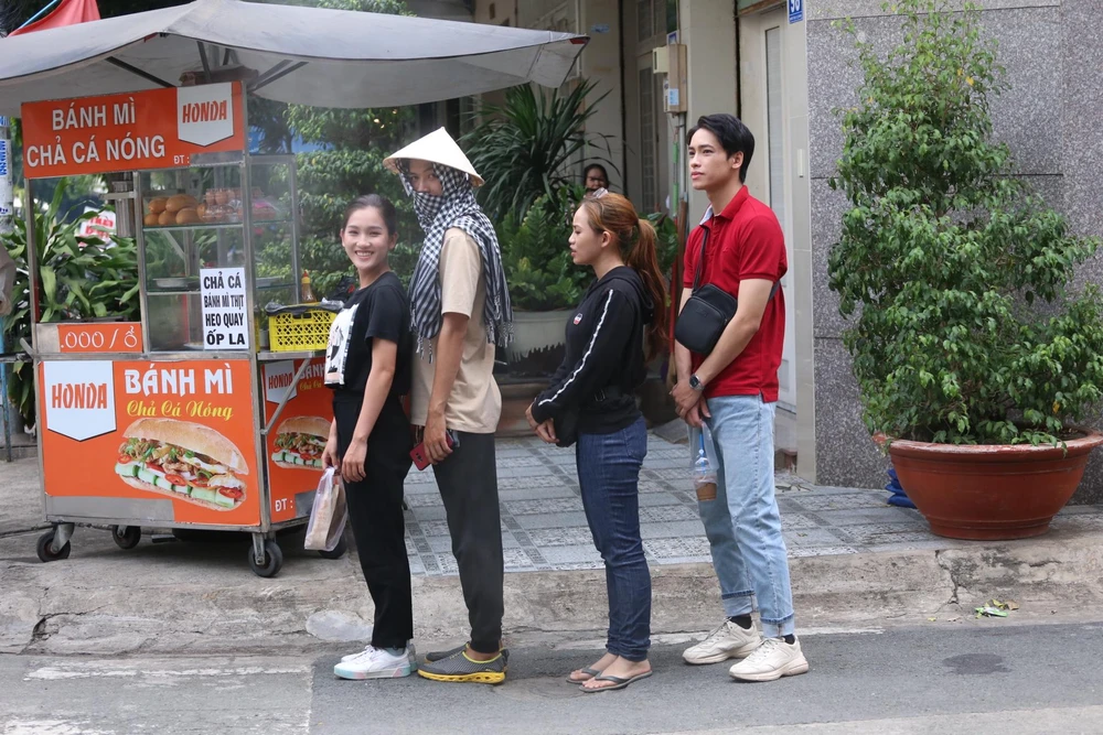 .... chuyển tải những câu chuyện dung dị đời thường mang nhiều ý nghĩa lớn...