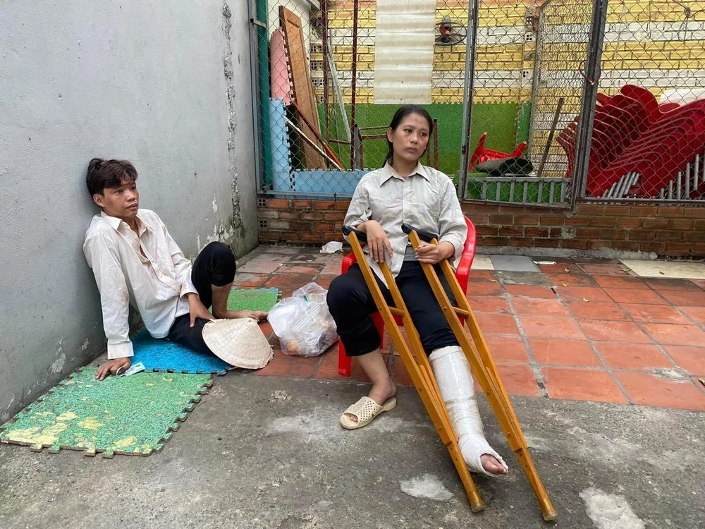 ... phối hợp nhịp nhàng với Hồ Xuân Trúc bị gãy chân không cần diễn...