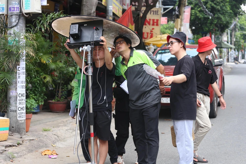 ... và cùng với Đổng Tường chăm chút từng milimet phim ngắn Chuyện tử tế. Ảnh: VŨ HOÀNG NAM.