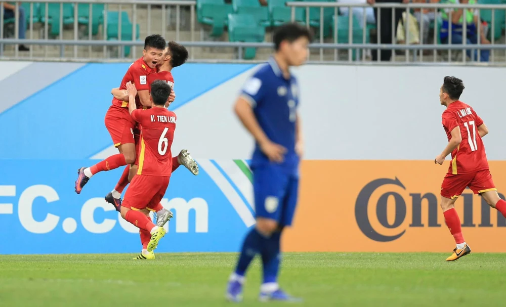 Các học trò ông Gong Oh-kyun vừa có trận đấu hay trước U-23 Thái Lan. Ảnh: ANH THỎA.