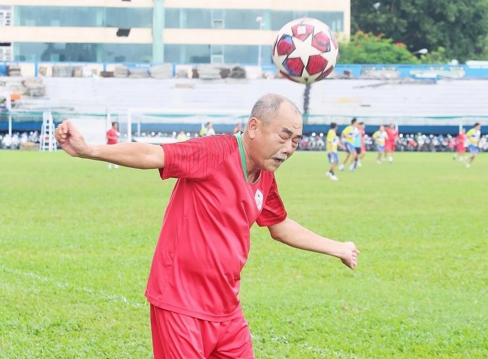 NSND Việt Anh chơi bóng đá vui nhộn mỗi cuối tuần với Hữu Nghị FC...