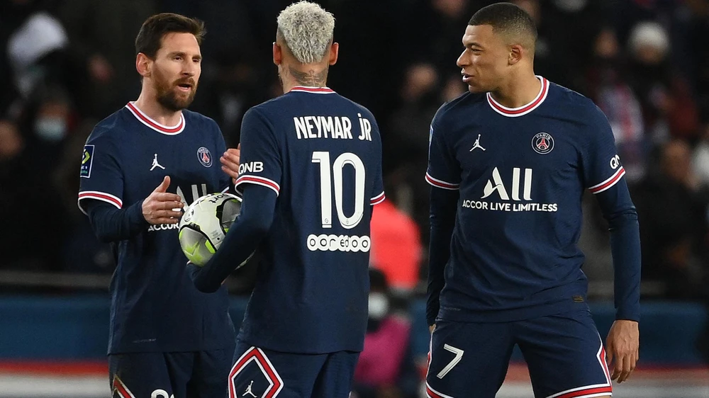 PSG giữ chân các chân sút tài năng và chỉ săn lùng thêm những tiền vệ làm bóng tài ba. Ảnh: CGI.