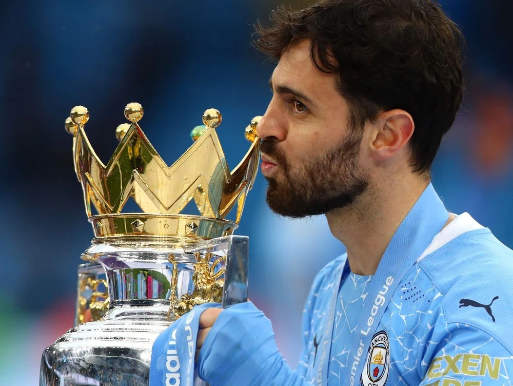 Silva đang cảm thấy hạnh phúc khi khoác áo Man City và nâng cúp vô địch Premier League. Ảnh: CGI.