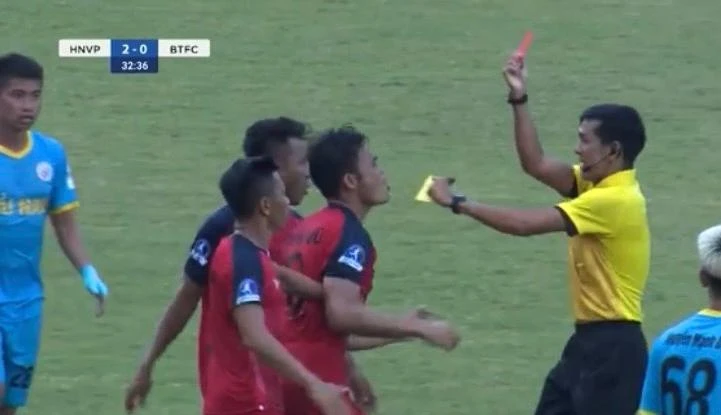 Hình ảnh phản cảm của hậu vệ Anh Vũ (Bình Thuận) khi đuổi đánh trọng tài.