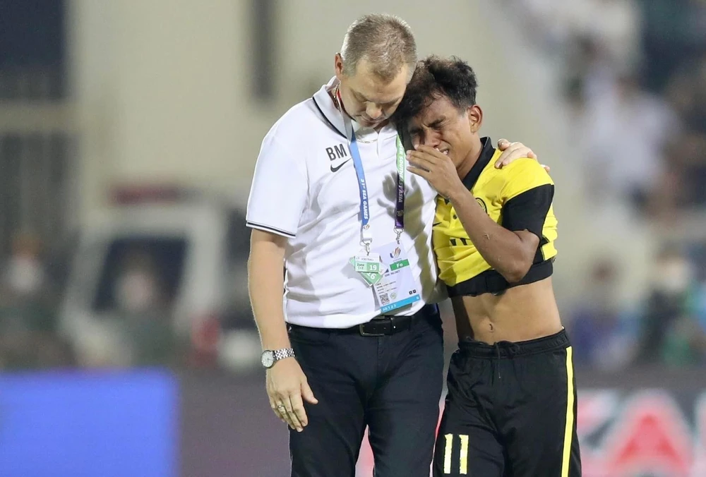 HLV Maloney an ủi học trò sau thất bại trước tuyển U-23 Việt Nam. Ảnh: ANH PHƯƠNG.