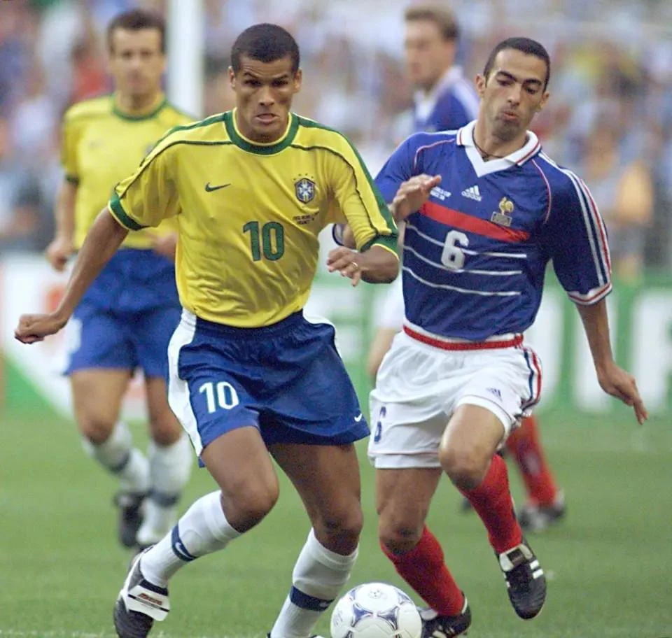 Rivaldo và đồng đội đã thua tuyển Pháp trong trận chung kết...