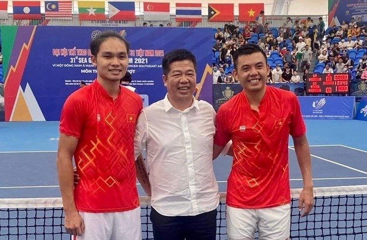 Lý Hoàng Nam (phải) và Trịnh Linh Giang (trái), hai tay vợt của HĐTN đã biến trận chung kết đơn nam SEA Games 31 toàn VN. Nụ cười chiến thắng của ông Trường Giang và Hoàng Nam, Linh Giang.