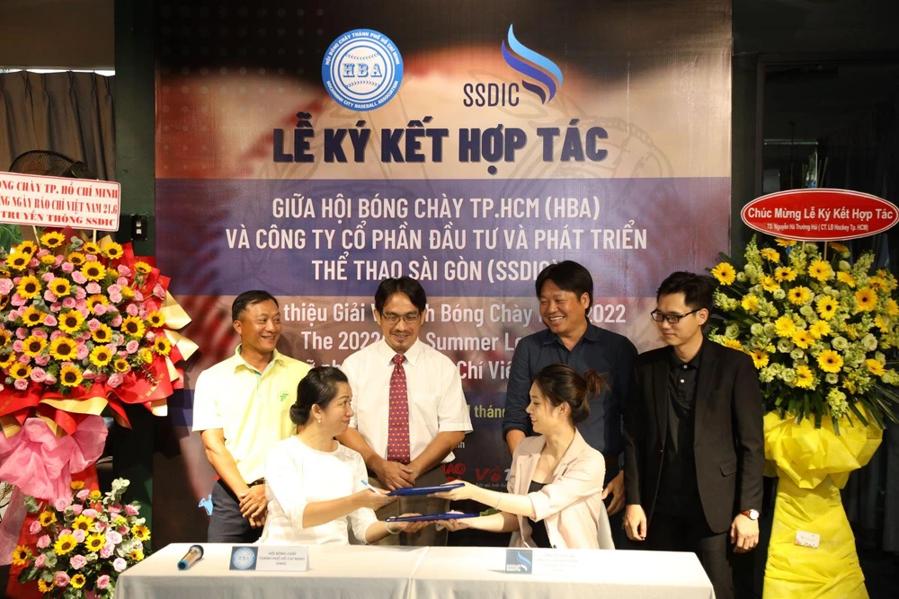 Phó Chủ tịch Hội Bóng chày TP.HCM Nguyễn Võ Đăng Thúy ký kết hợp tác toàn diện với bà Lý Khả Nhi, Giám đốc Kinh doah Công ty Cổ phần Đầu tư và Phát triển Thể thao Sài Gòn.
