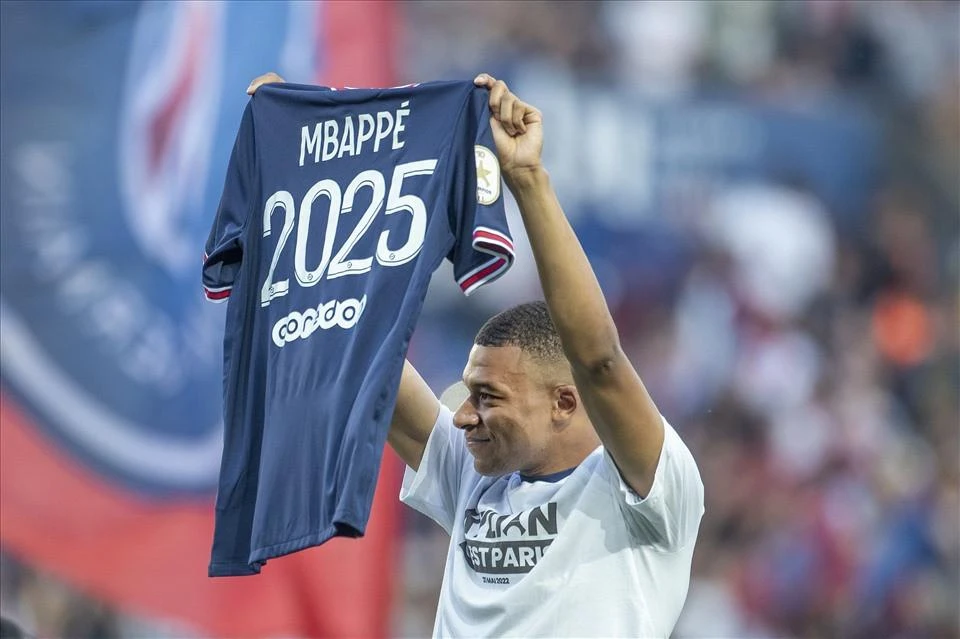 Mbappe đã chọn ở lại PSG với bản hợp đồng mới 3 năm. Ảnh: CGI.